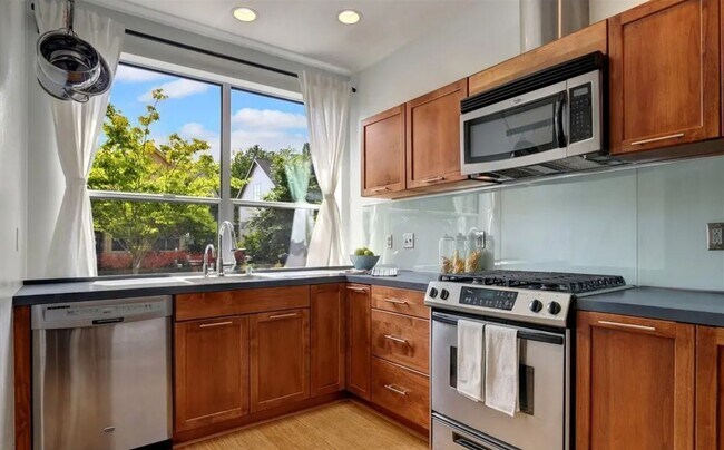 Foto del edificio - Bright & Spacious Townhome for Rent in a Charming, Tree-Lined Neighborhood