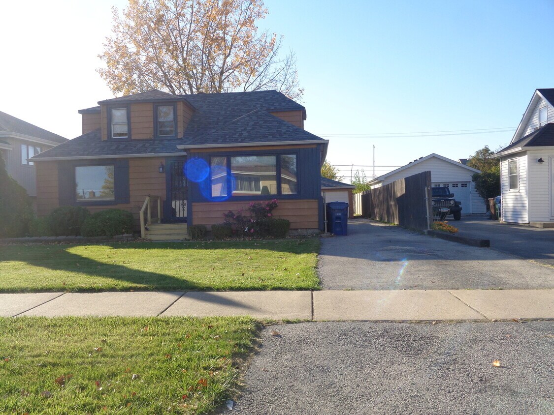 Primary Photo - 9436 McVicker Ave