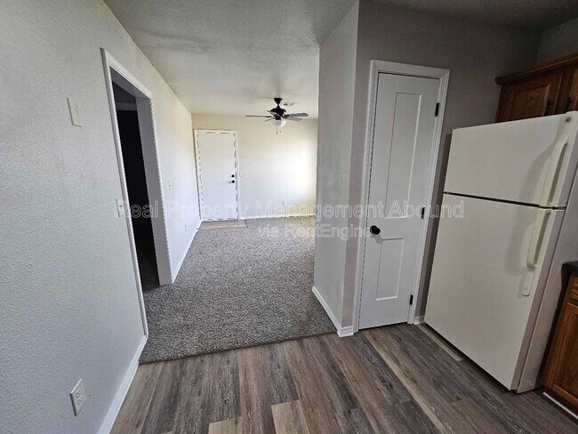 Foto del edificio - 101 E Broadway St