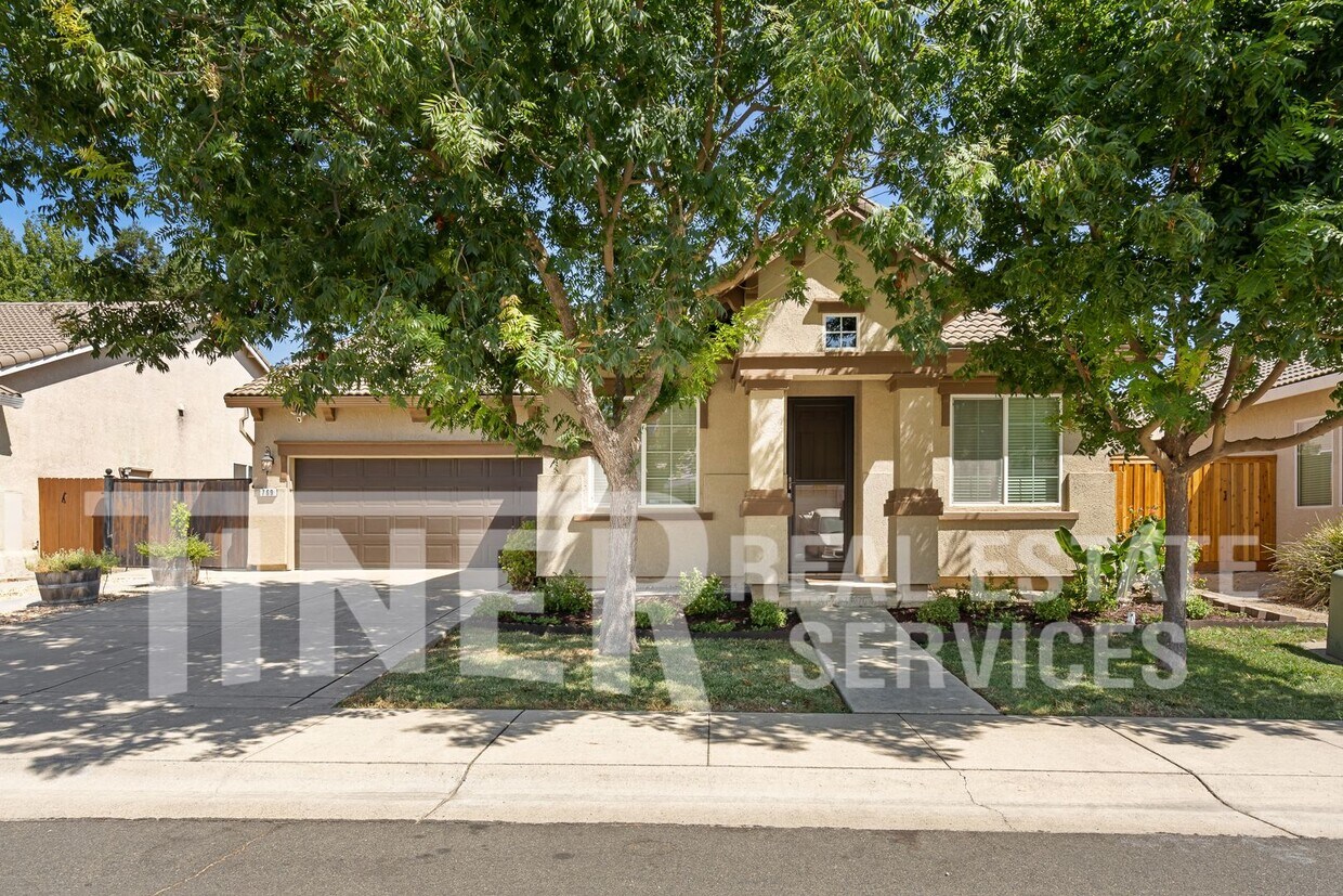 Primary Photo - Stylish Pet-Friendly Home In The Gateway W...