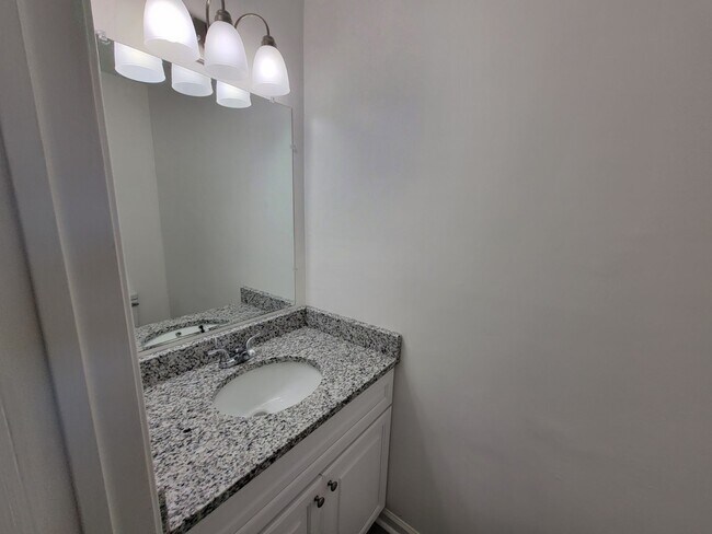 Building Photo - 1550 Fairfax Dr