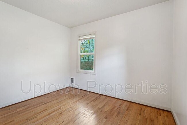 Building Photo - 3941 SE Brooklyn St