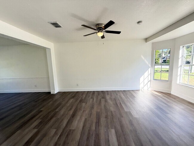 Foto del edificio - Beautifully Updated 4-Bedroom Home with Po...