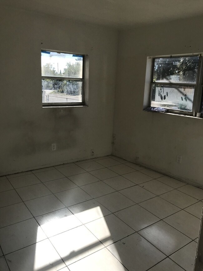 Building Photo - Large 3-2 house in Dania