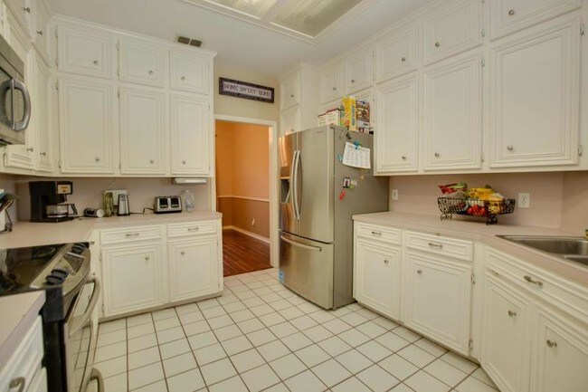 Building Photo - 5913 Woodmere Dr