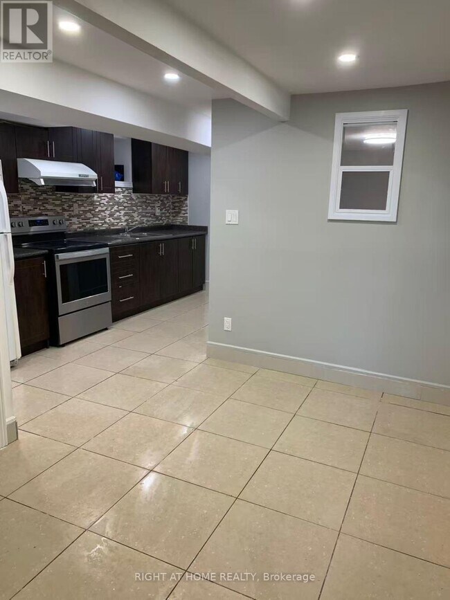 Photo du bâtiment - 353 Lansdowne Ave