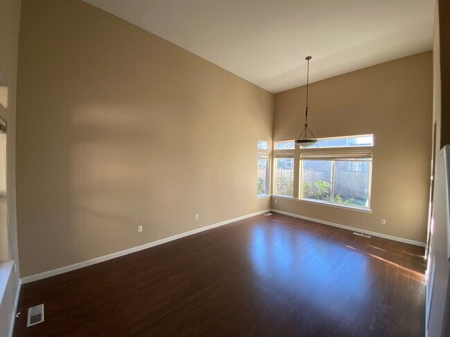 Building Photo - Elegant 4-Bedroom 2.5 Bath Single Family H...