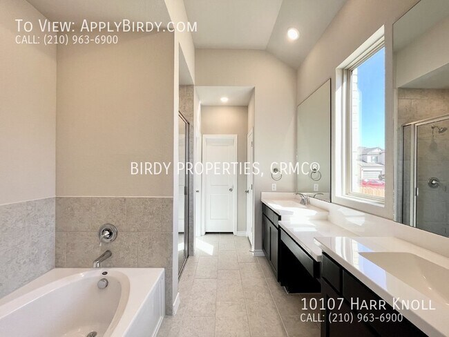 Foto del edificio - **4 Bed, 3 Bath Home First Time Rental**