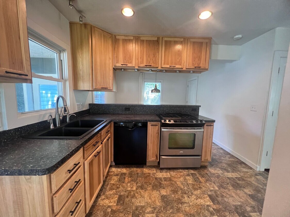 Primary Photo - Adorable 4 bedroom home!