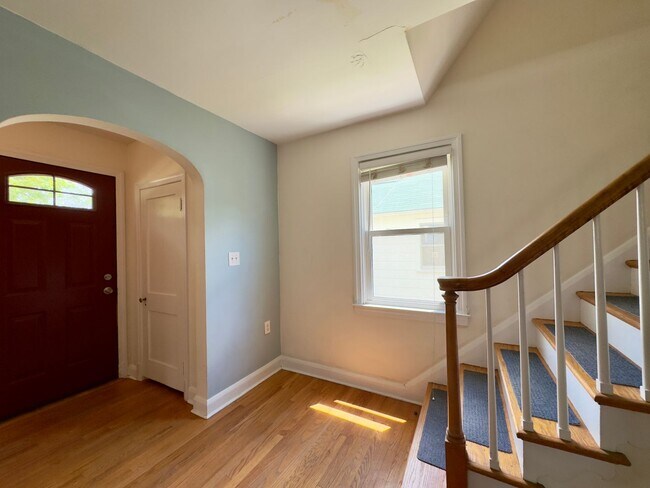 Building Photo - Charming Parkville Townhome with Modern Am...