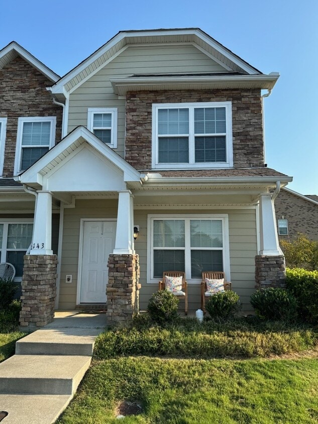 Highly desirable end unit in sought after Cobblestone in Goodlettsville! - Highly desirable end unit in sought after Cobblestone in Goodlettsville!