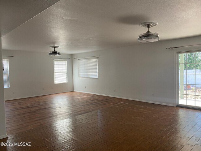 Foto del edificio - 5028 W Hurston Dr