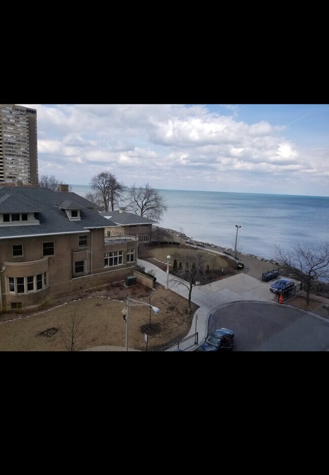 View - 6171 N Sheridan Rd