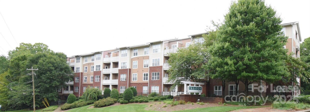 Foto principal - 1000 E Woodlawn Rd