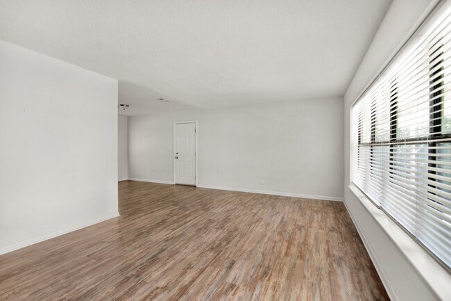 Foto del edificio - 6592 Sellers Dr