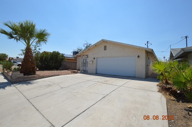 Building Photo - 2108 Mariposa Ave