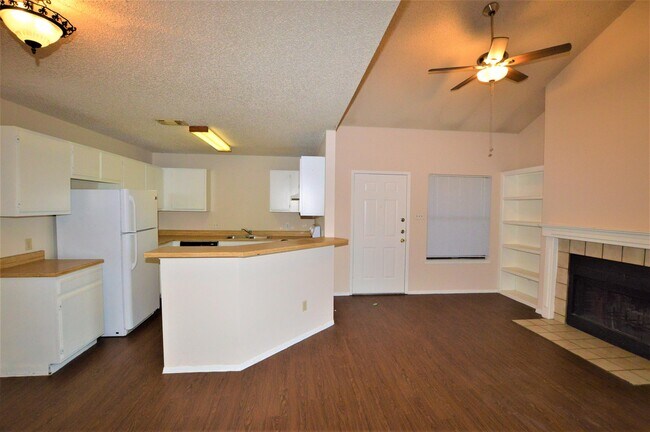 Building Photo - 2719 W Slaughter Ln