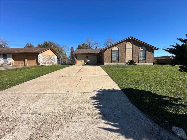 Building Photo - 13202 Woodsdale Ct