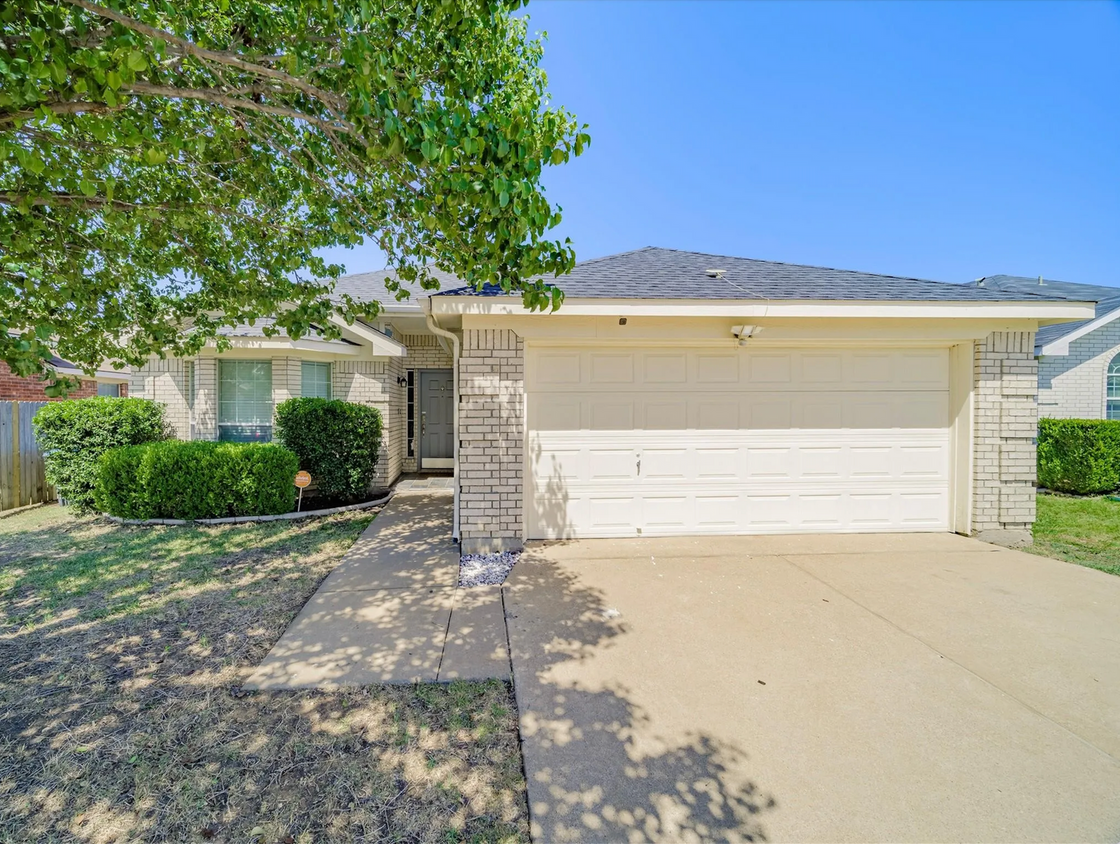 Foto principal - 3 Bed, 2 Bath Home in Fort Worth