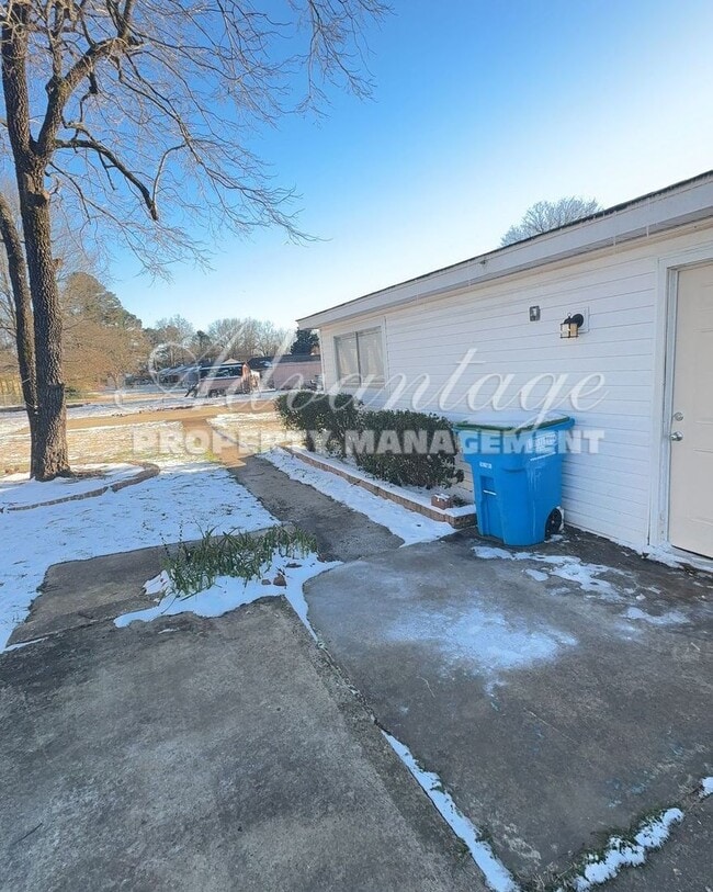 Building Photo - Cute 3 bedroom 2 bathroom home - Arlington
