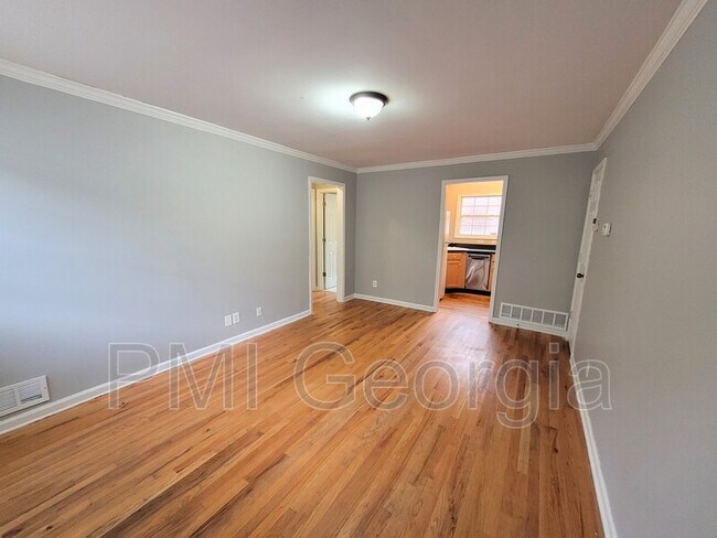Building Photo - 3206 Mathieson Dr NE