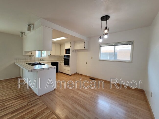 Building Photo - 977 Briarcrest Way