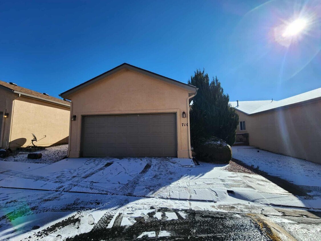 Primary Photo - 3 Bedroom 3 Bath Rancher Town Home 2 Car Garage