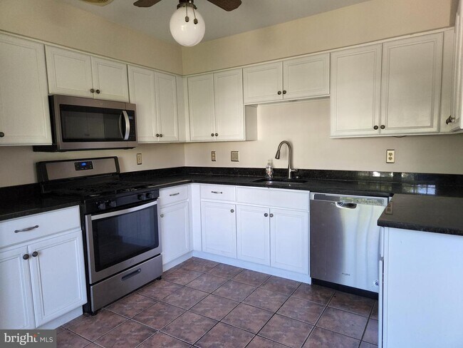 Building Photo - 1510 Lakeside Dr