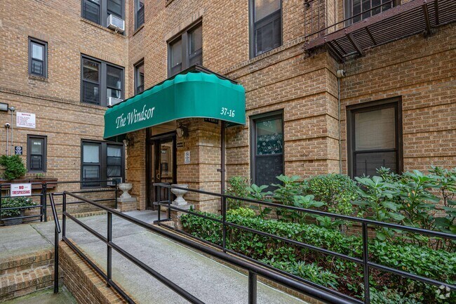 Entrada del edificio - Windsor Equities Owners