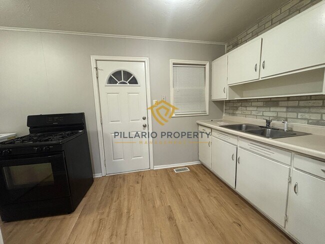 Building Photo - East Side, North of Little Flower, Updated 2 Bedroom, 1 Bathroom House with Carport Available NOW!