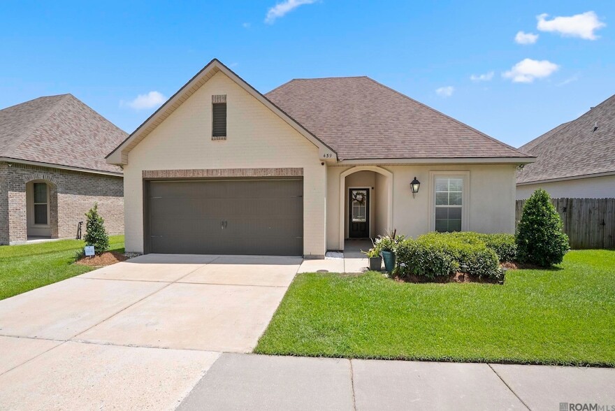 Primary Photo - 439 Lake Breeze Dr