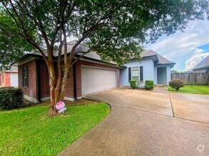 Building Photo - 2131 La Cache Dr