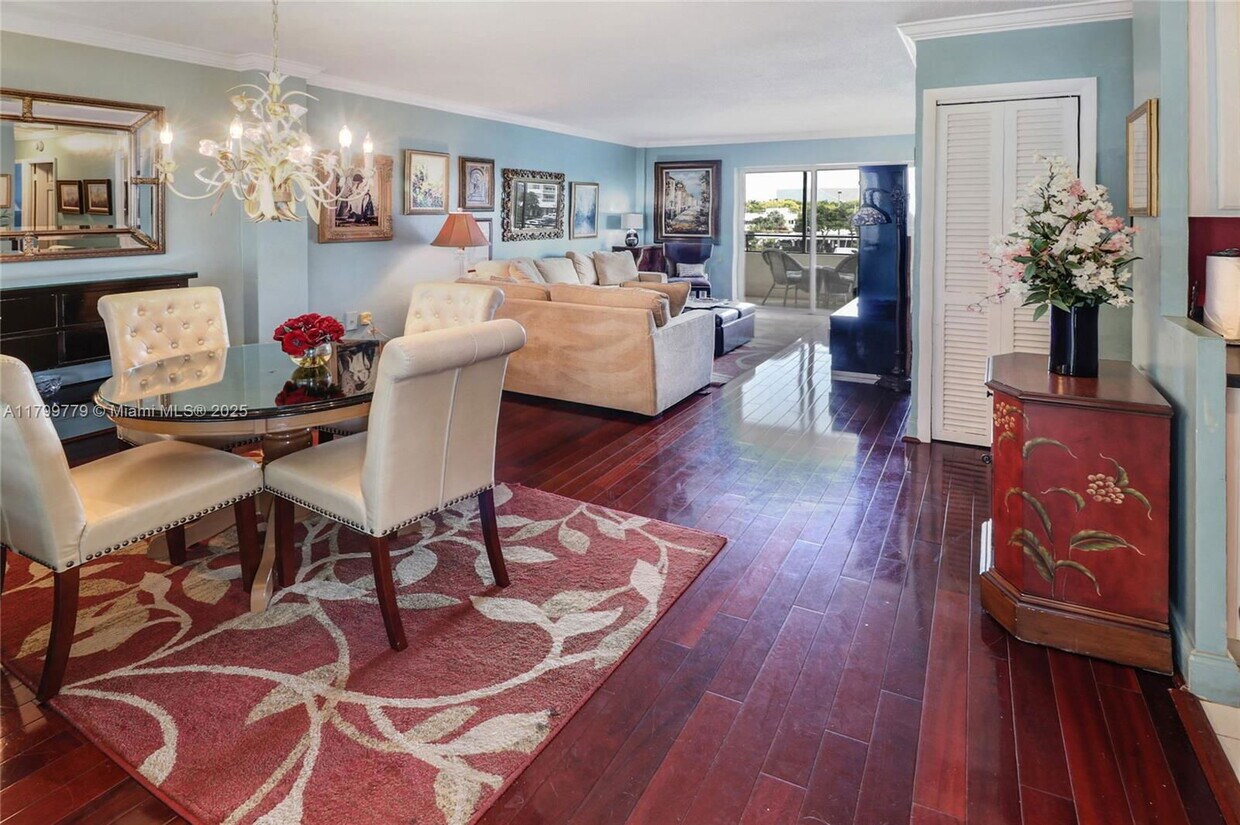 Foto principal - 220 Kings Point Dr