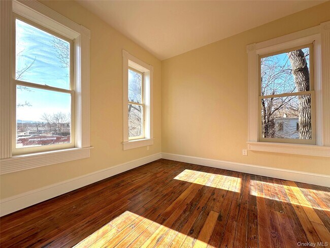 Building Photo - 31 Dubois St