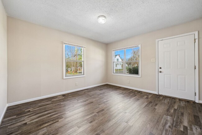 Building Photo - Updated 3 Bedroom, 1.5 Bath With Large Fen...