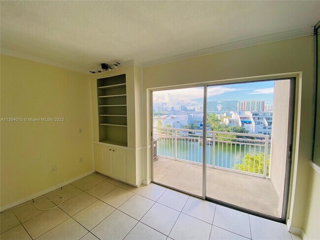 Building Photo - 400 Kings Point Dr