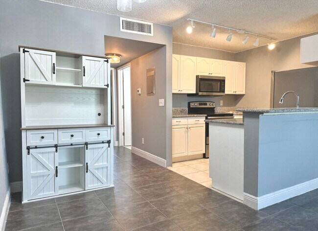 Foto del edificio - 1625 Meadows Cir W