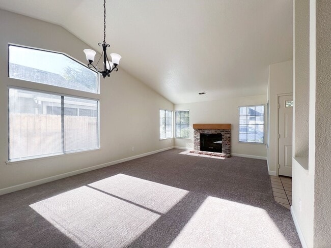 Building Photo - Newly Renovated 4 Bed, 3 Bath Home