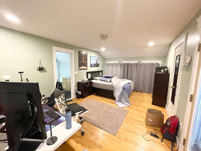 Building Photo - 5 Bed / 2.5 Bath Mission Hill Home | In-Unit Laundry | Garage Parking | 9/1