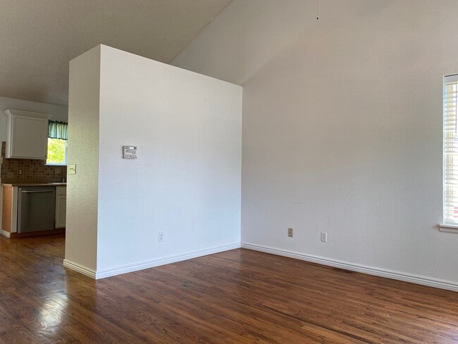Foto del edificio - Wonderfully updated and maintained 3 bedro...