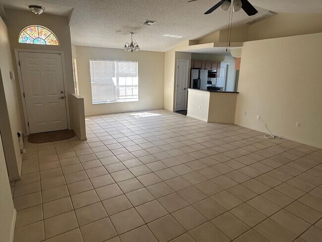 Foto del edificio - THREE BED TWO BATH TWO CAR GARAGE.