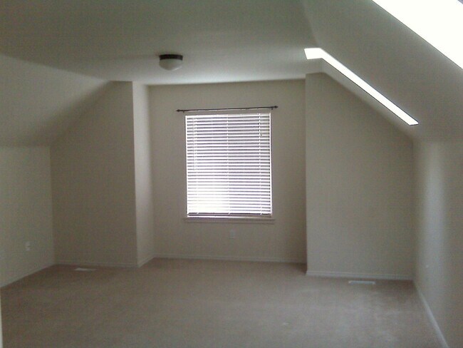 Building Photo - Large 3 BedRoom w/BONUS ROOM Home in MoonR...