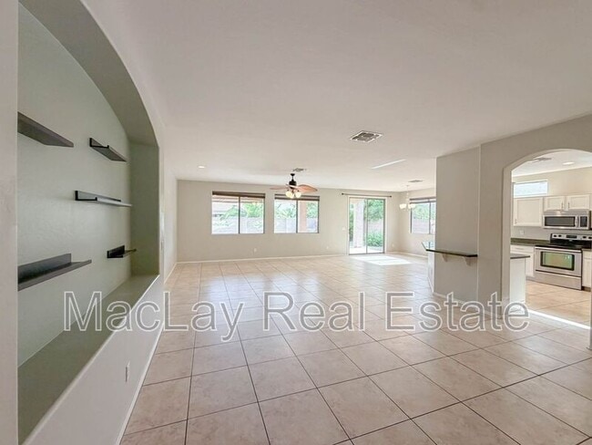Building Photo - 203 W Cedar Dr
