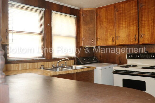 Building Photo - Cozy One Bedroom Cottage