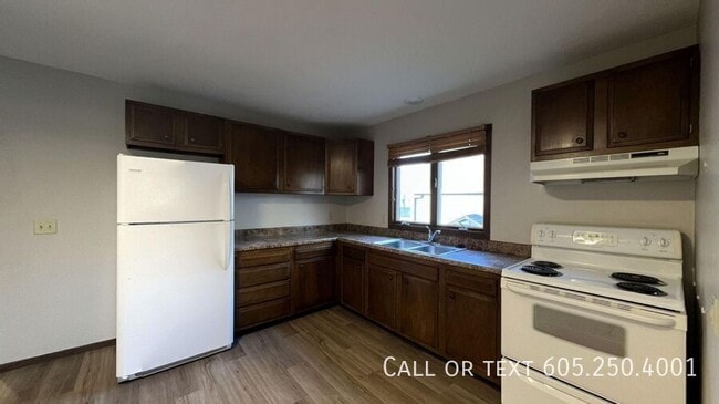 Building Photo - Cozy 2 Bedroom 1 Bathroom Apartment Close ...
