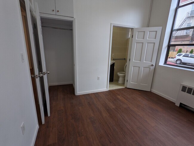 Building Photo - 711 Evergreen Ave