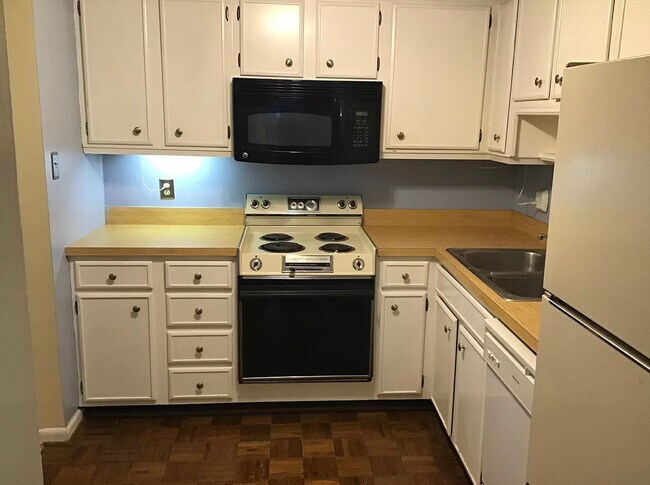 Foto del edificio - 1815 Gardiner Ln