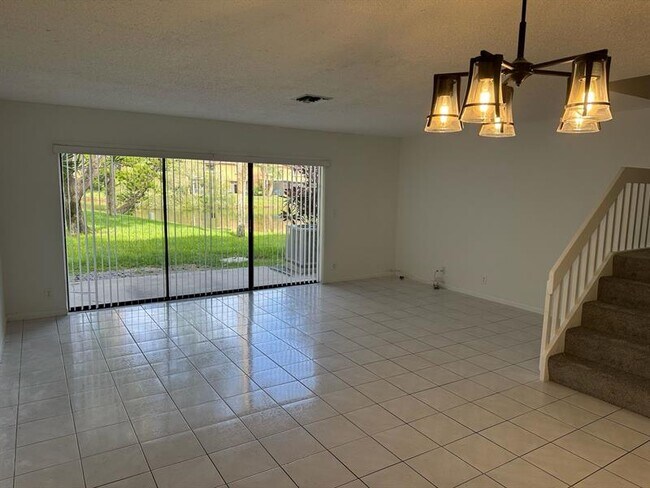 Building Photo - 3733 Carambola Cir N