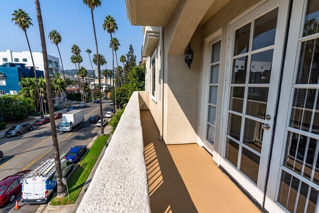 Interior Photo - 114 North Doheny Drive