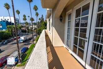 Interior Photo - 114 North Doheny Drive